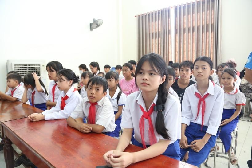 Nhiều suất học bổng ý nghĩa đến với học sinh khó khăn Quảng Trị  ảnh 4