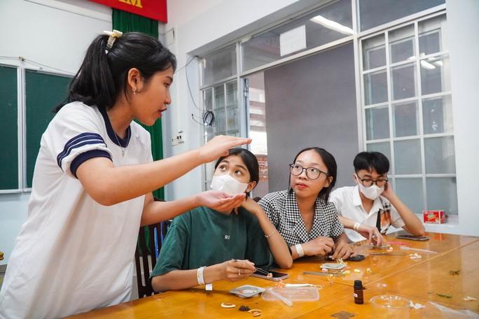 Học trò làm sáp thơm gây quỹ cho trẻ em chất độc màu da cam - Ảnh 14.