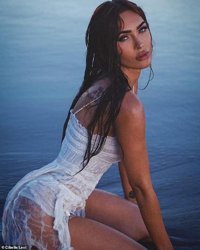 Minh tinh Megan Fox quằn quại, ướt át trên bãi cát - Ảnh 3.