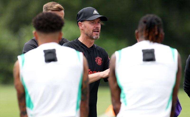 Ten Hag vẫn miệt mài trên sân tập cùng các cầu thủ dù có giao hữu hay không. Ảnh: Manchester United