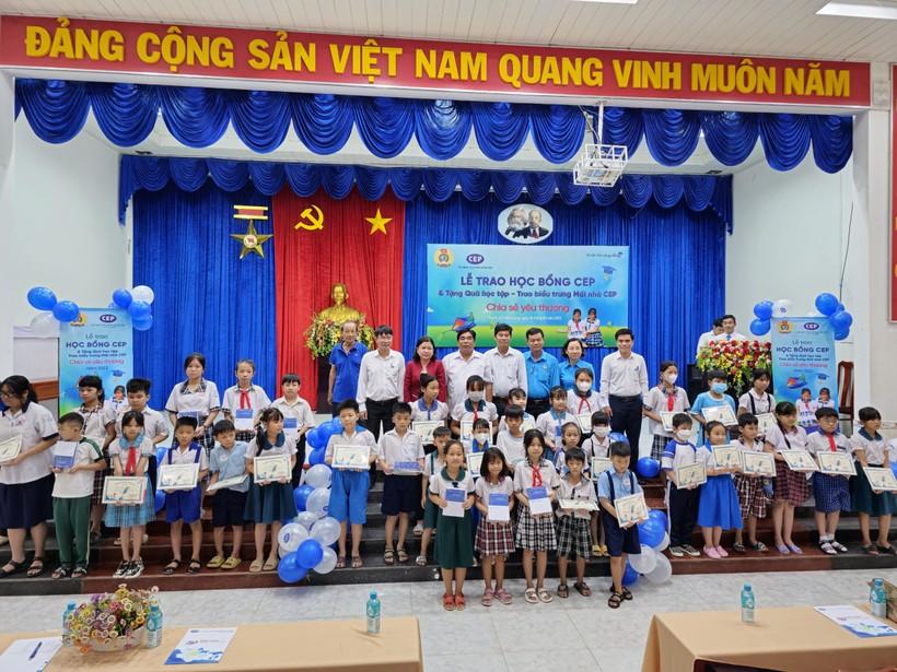 Các em học sinh được nhận học bổng.