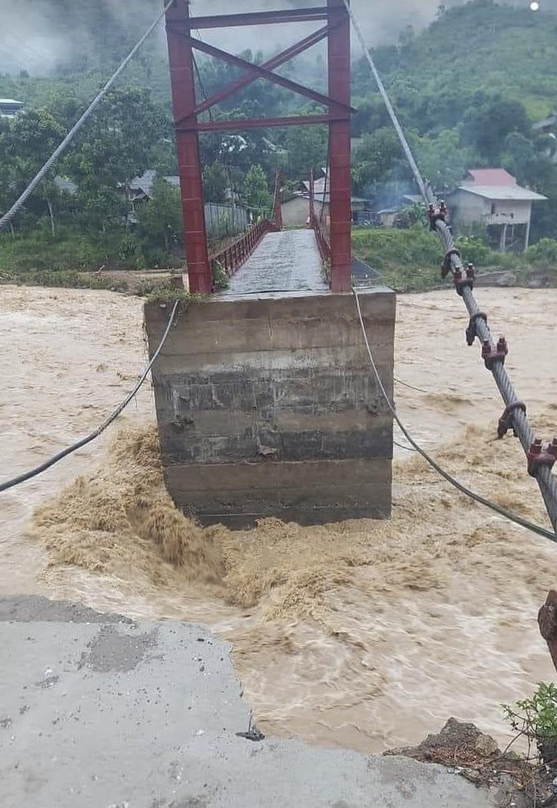 Bên cạnh đó, nhiều công trình, hạ tầng giao thông cũng bị thiệt hại nghiêm trọng. Ảnh: NDCC