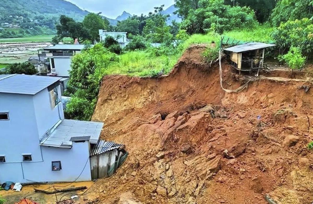 Mưa lớn trong nhiều ngày dẫn đến sạt lở đất tại nhiều nơi, hàng trăm ngôi nhà trong vùng nguy hiểm đã được chính quyền các địa phương tổ chức di dời người và tài sản đến nơi an toàn. Ảnh: A Hoàng