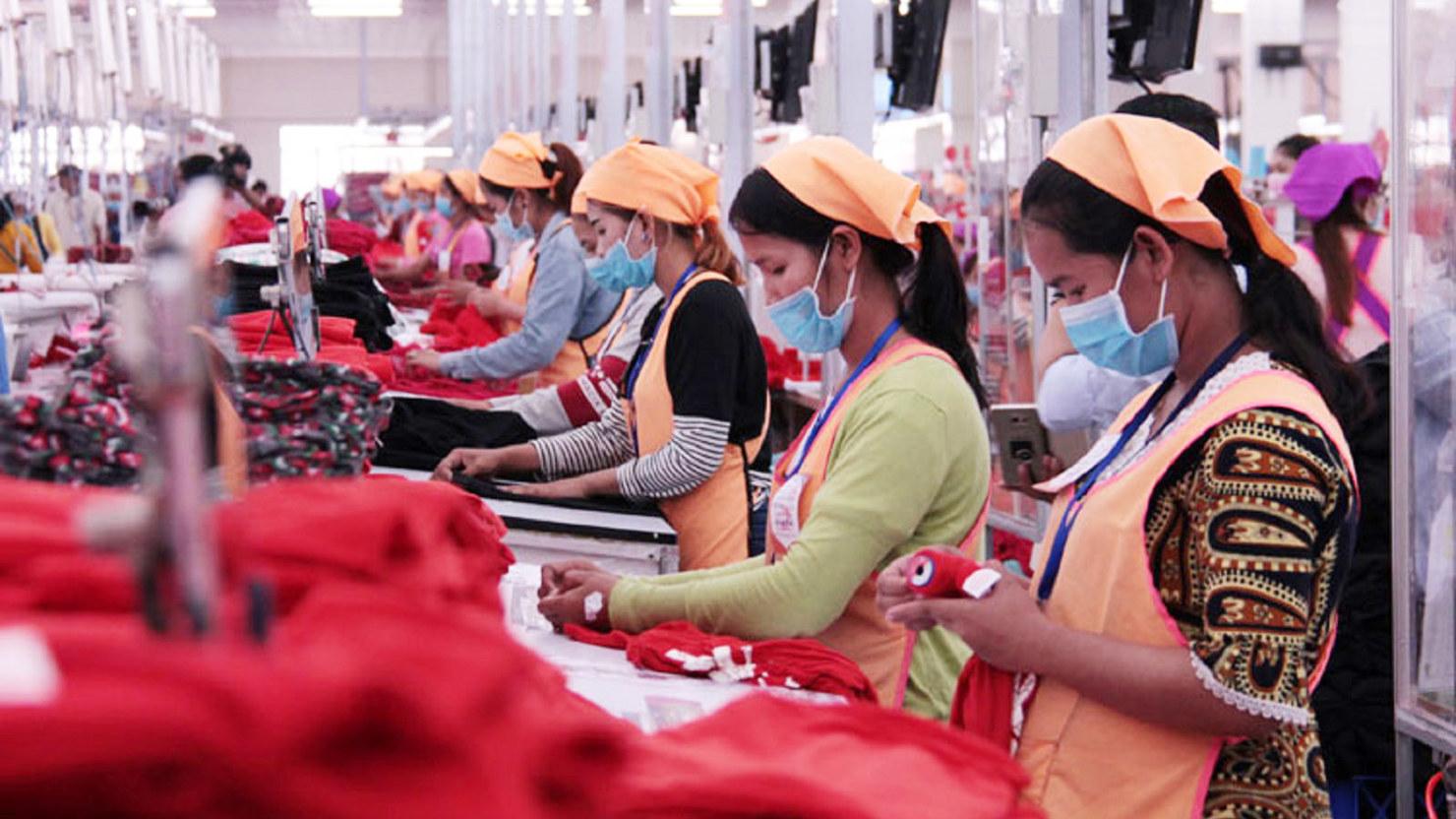 Sản xuất tại một nhà máy may ở Phnom Penh. Ảnh: Khmer Times