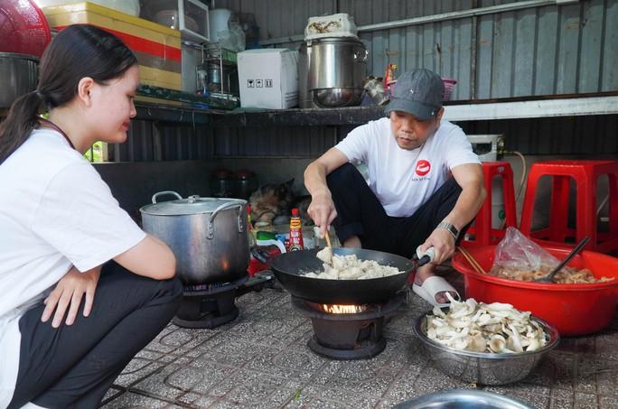 Giảng viên, sinh viên cùng vào bếp làm bữa ăn cho bệnh nhi ung thư - Ảnh 4.