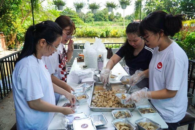 Giảng viên, sinh viên cùng vào bếp làm bữa ăn cho bệnh nhi ung thư - Ảnh 2.