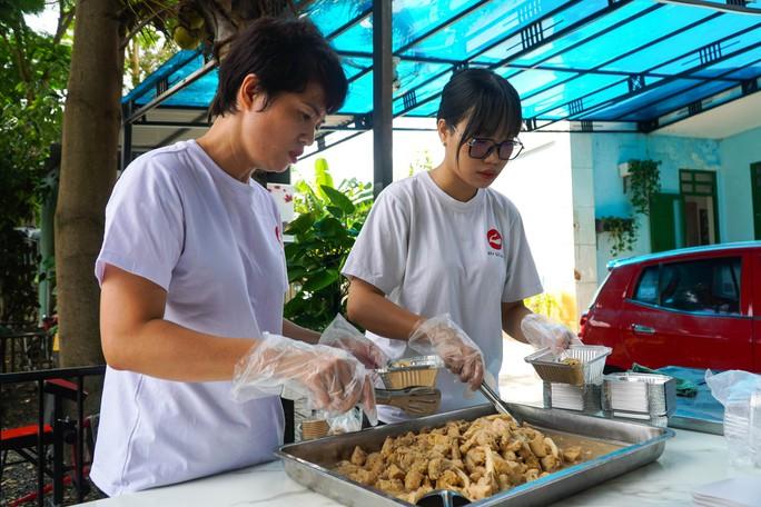 Giảng viên, sinh viên cùng vào bếp làm bữa ăn cho bệnh nhi ung thư - Ảnh 8.