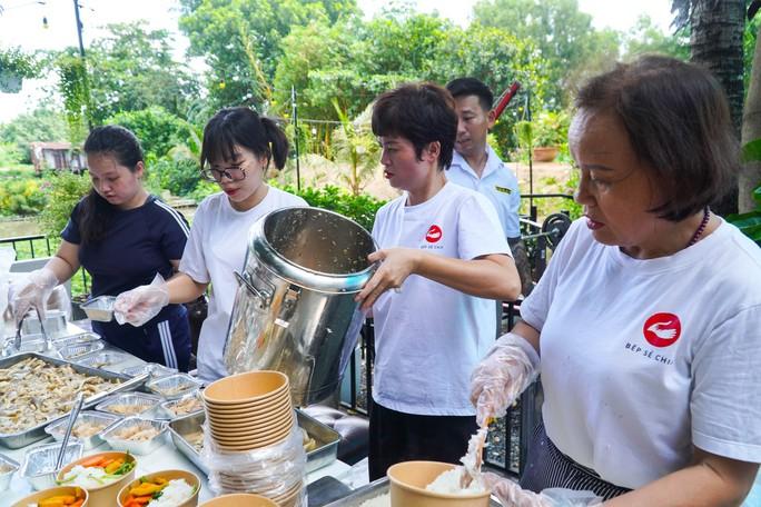 Giảng viên, sinh viên cùng vào bếp làm bữa ăn cho bệnh nhi ung thư - Ảnh 3.