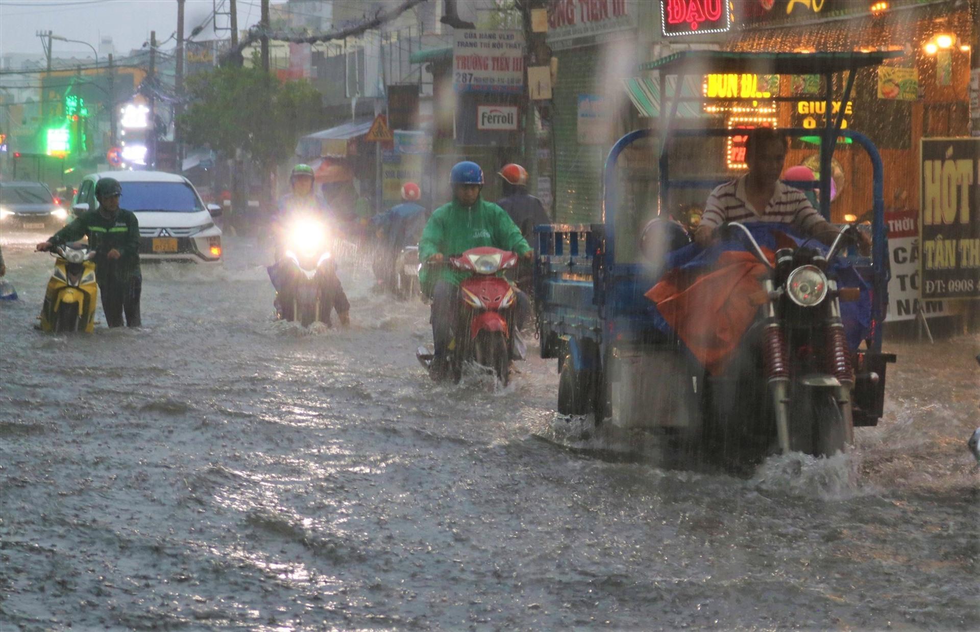 Dự báo thời tiết hôm nay 16.8: Bắc Bộ tiếp diễn mưa dông diện rộng