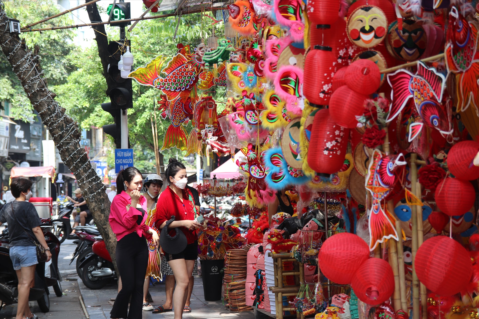 Mặc dù còn hơn 1 tháng nữa mới đến Tết Trung Thu nhưng phố Hàng Mã đã được ''nhuộm đỏ'' bởi sắc màu rực rỡ, lung linh của đèn lồng, đèn ông sao và vô vàn đồ chơi thiếu nhi, đồ trang trí bắt mắt...