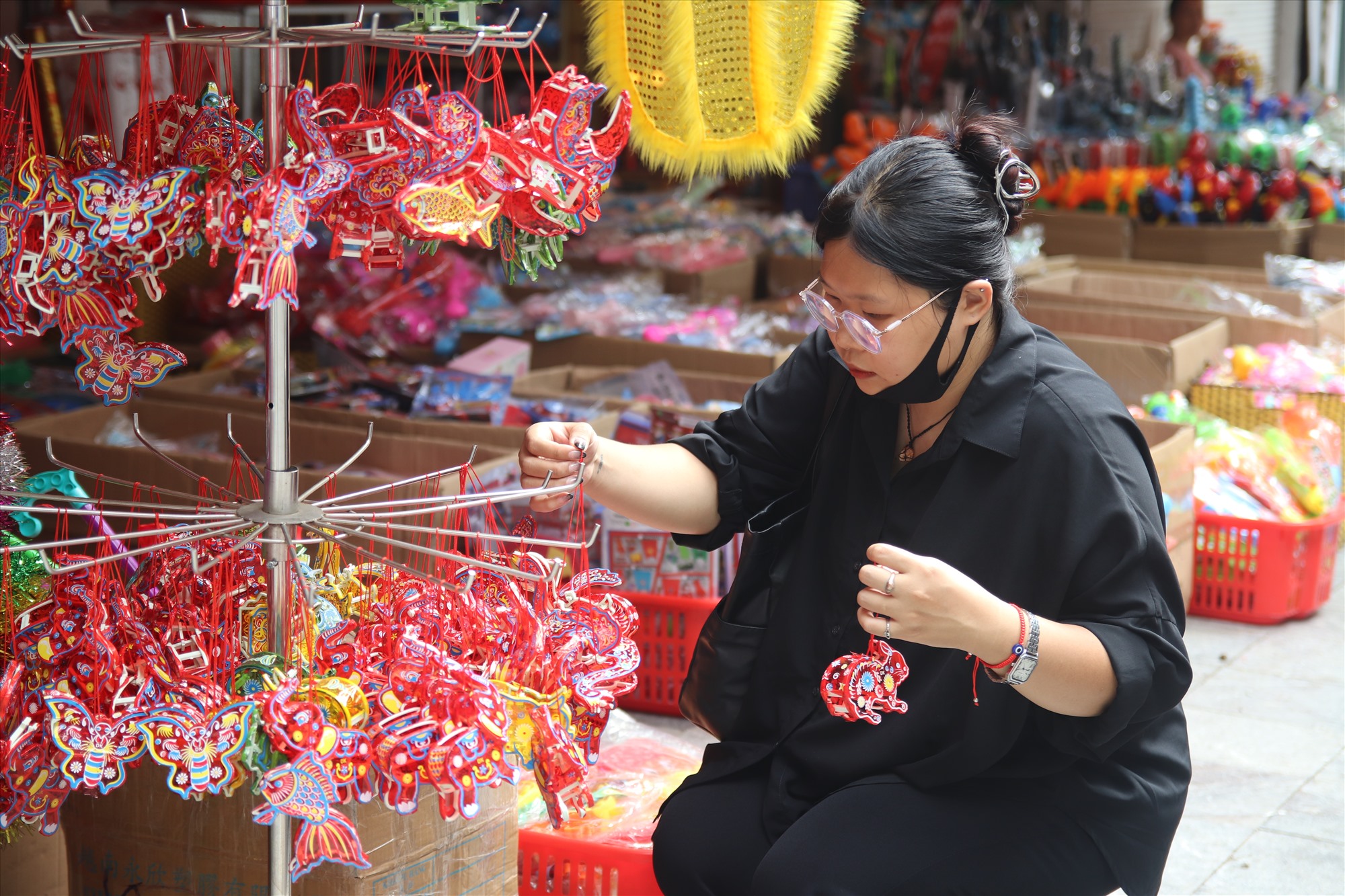 Bên cạnh sự đa dạng và phong phú của đồ chơi hiện đại, nhiều mặt hàng đồ chơi truyền thống đang dần lấy lại được chỗ đứng.