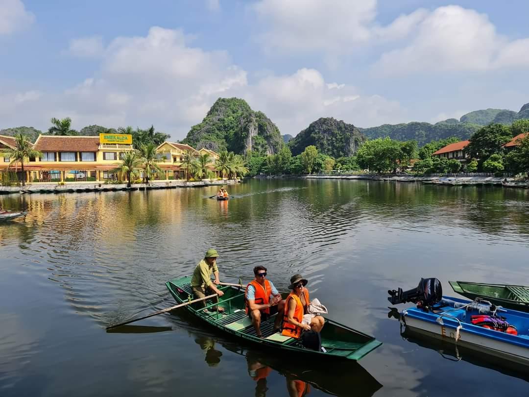 Những người làm nghề chèo đò ở Khu du lịch Tam Cốc - Bích Động rất vui mừng, phấn khởi khi khu du lịch này mở cửa trở lại để phục vụ du khách tham quan. Ảnh: Diệu Anh