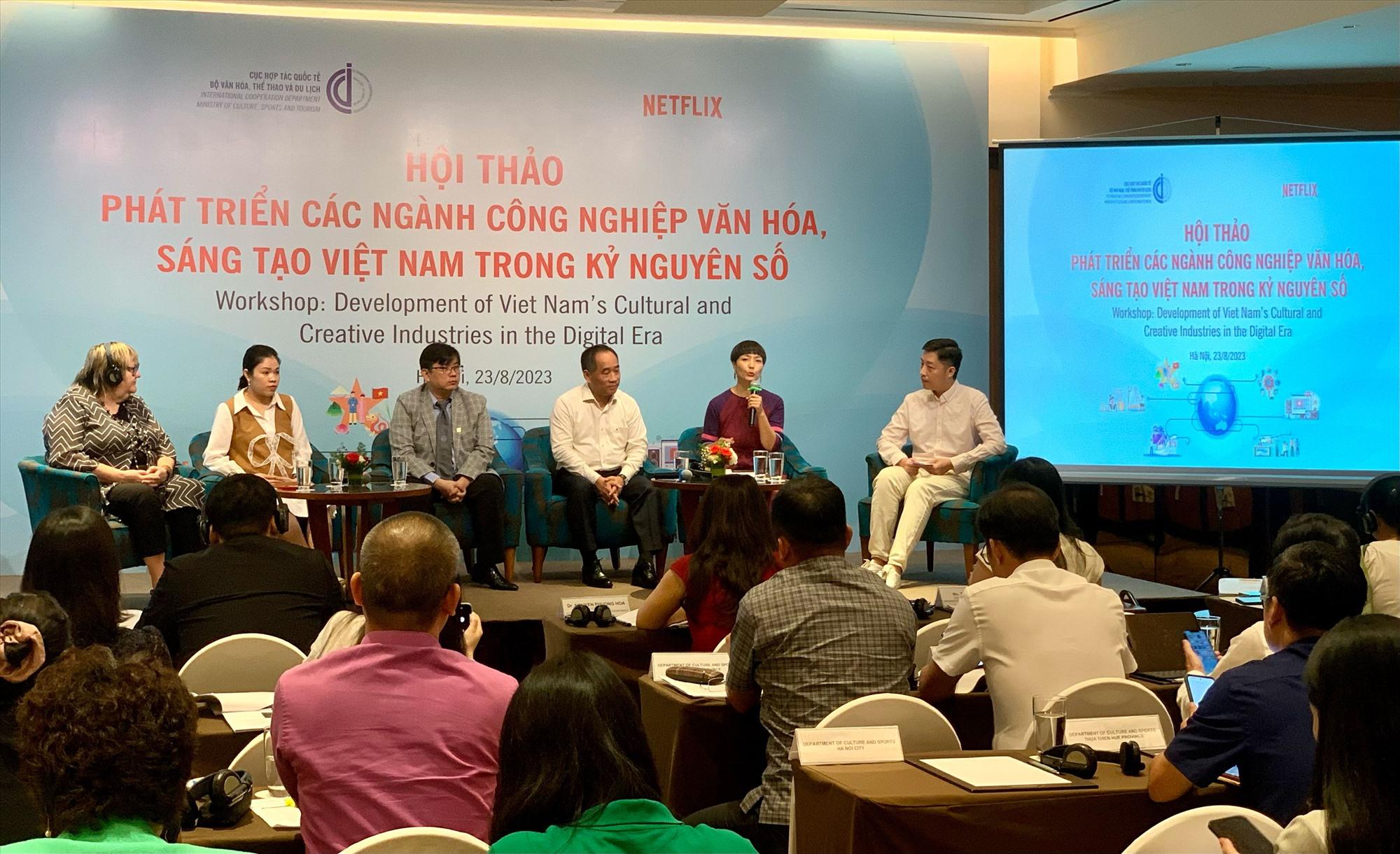 Bà Trương Uyên Ly – Giám đốc Hanoi Grapevine (thứ hai, phải) thảo luận cùng các diễn giả đến từ các ngành nghề sáng tạo, đại diện cho các khu vực kinh tế khác nhau như TS Nguyễn Anh Minh - Giám đốc Bảo tàng Mỹ thuật Việt Nam (thứ ba, phải), ông Trần Thăng Long – Universal Music Việt Nam (ngoài cùng, phải), bà Lê Quỳnh Như - DeeDee Animation Studio (thứ hai, trái)...