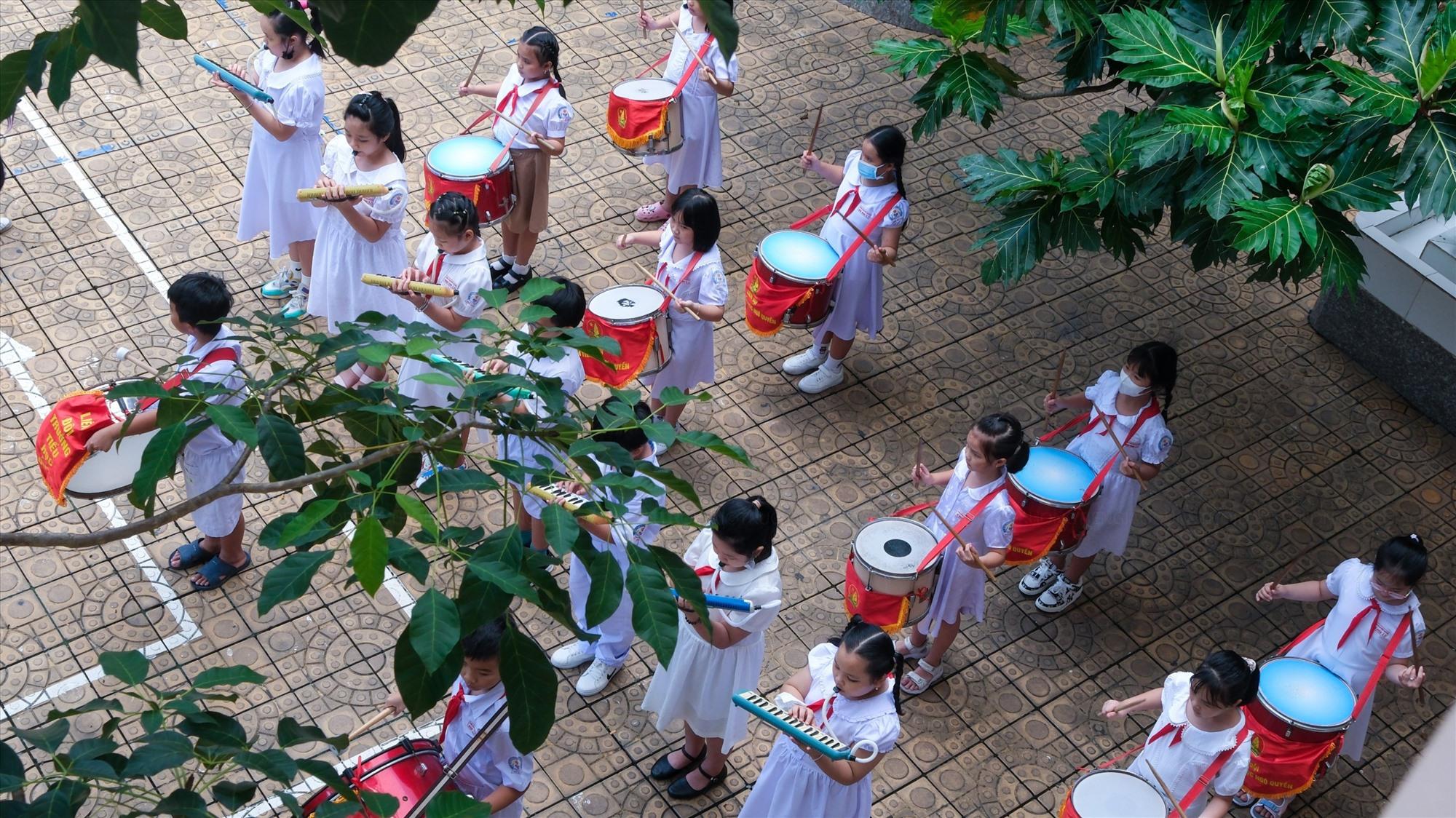 Các em học sinh tập trống chuẩn bị cho chương trình đón học sinh lớp 1.