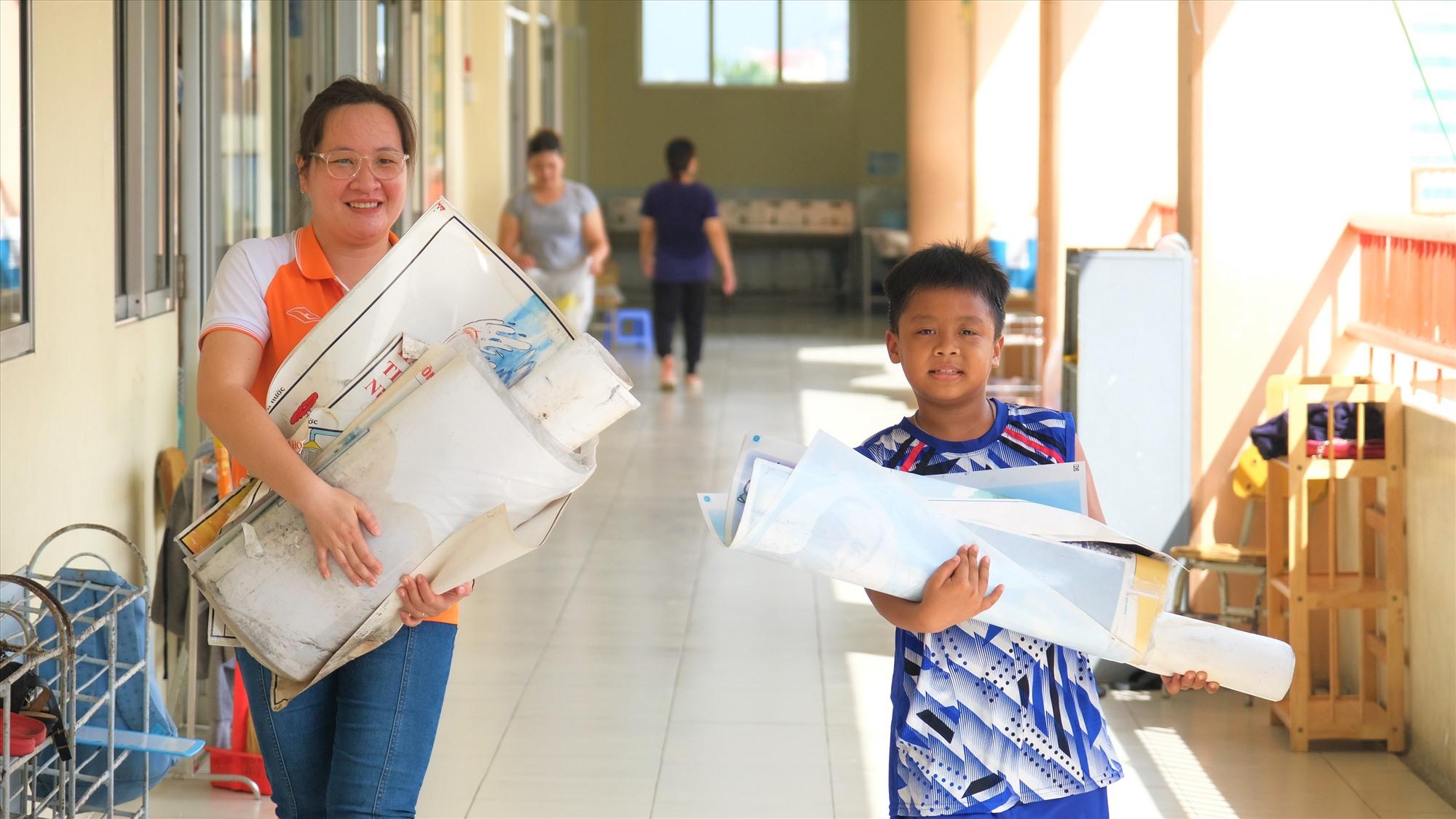 Giáo viên, học sinh và phụ huynh cùng chung tay dọn dẹp vệ sinh trường lớp, chuẩn bị cho năm học mới. Ảnh: Phong Linh