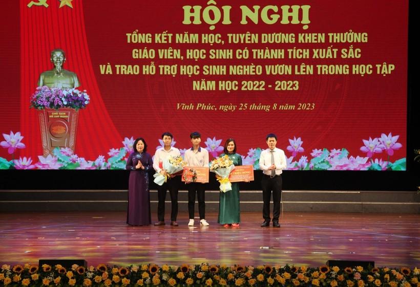 Vĩnh Phúc dành hơn 5 tỷ đồng khen thưởng giáo viên và học sinh ảnh 2