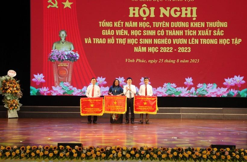 Vĩnh Phúc dành hơn 5 tỷ đồng khen thưởng giáo viên và học sinh ảnh 4