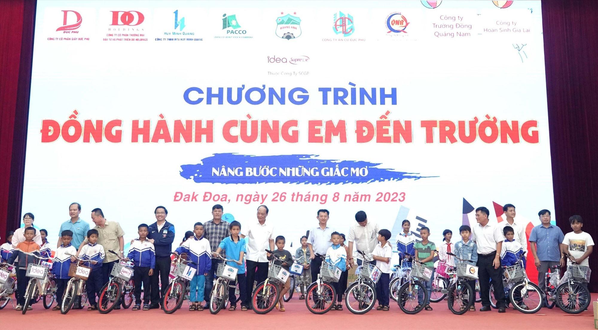 Ban tổ chức và đại diện các mạnh thường quân trao quà cho học sinh nghèo vượt khó. Ảnh: Thanh Tuấn