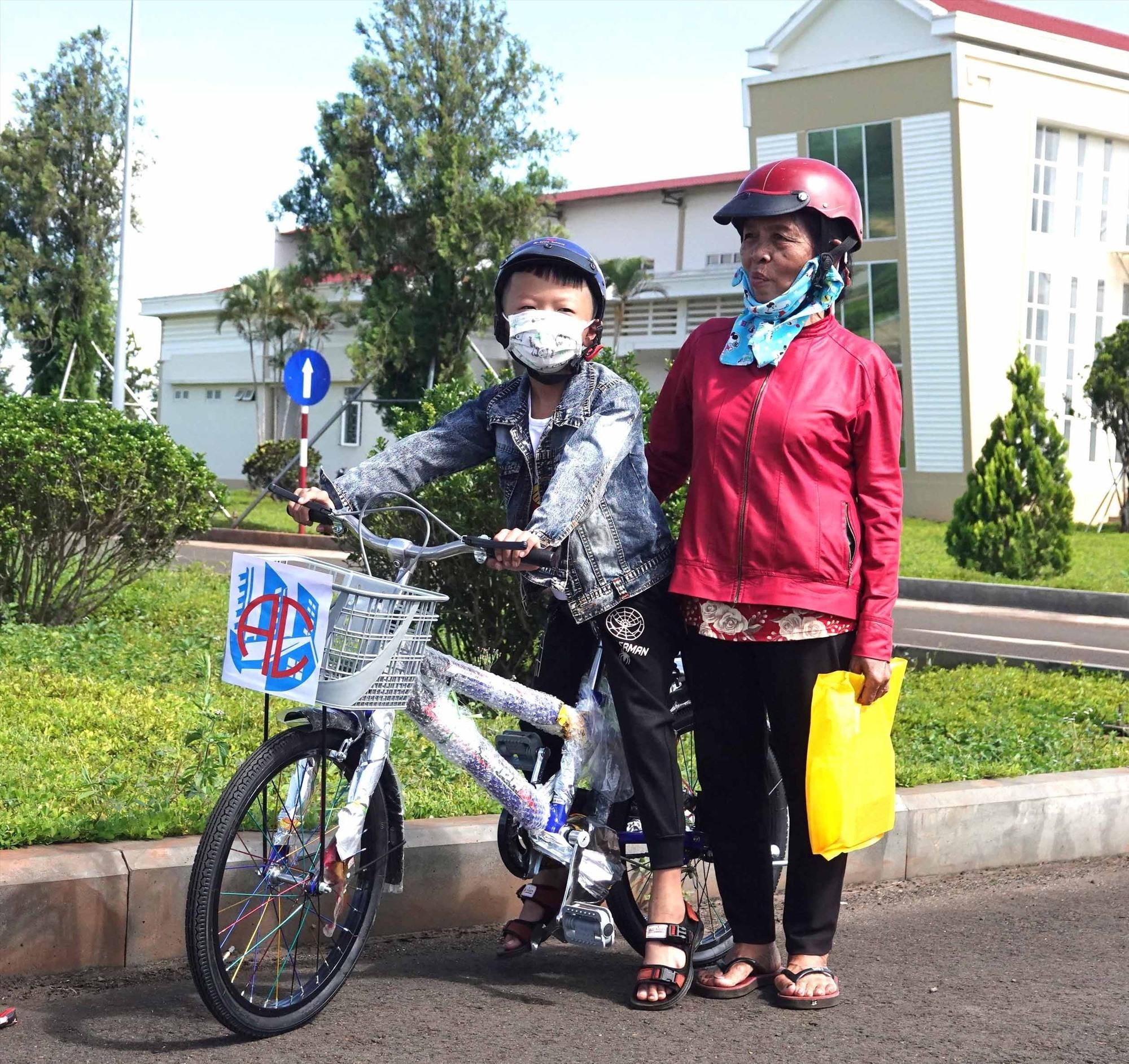 Niềm vui hiện trên từng gương mặt trẻ thơ. Ảnh: Thanh Tuấn