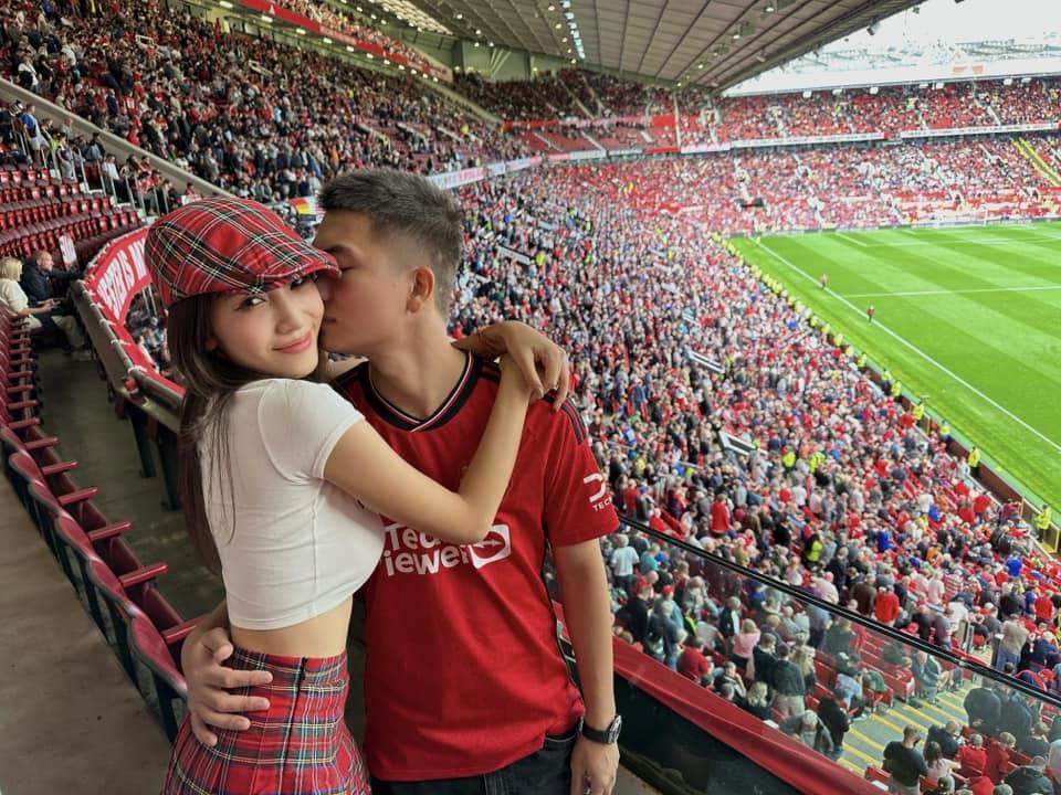 Khoảnh khắc ngọt ngào của cặp đôi Emily - BigDaddy tại thánh đường bóng đá Old Trafford.