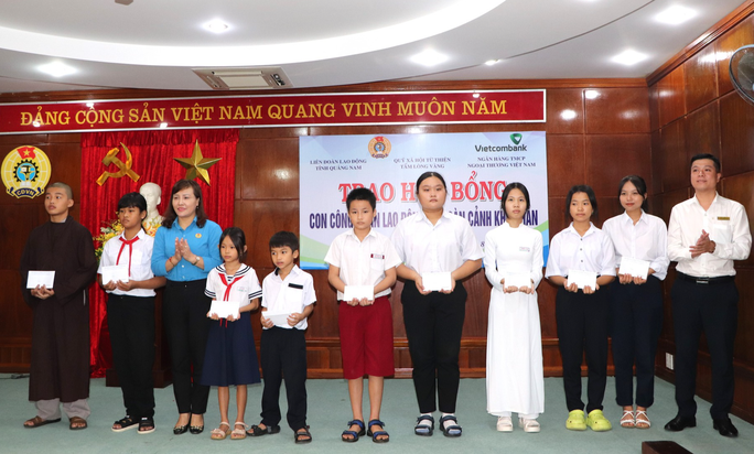 Quảng Nam: Trao học bổng cho con công nhân vượt khó học giỏi - Ảnh 1.