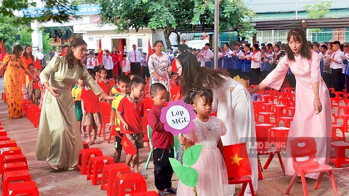 Thầy giáo Nguyễn Văn Tâm – Hiệu trưởng Trường Phổ thông Dân tộc bán trú Trung học cơ sở xã Mường Tong cho biết, nhiều học sinh đã được gia đình đưa đến trường từ ngày hôm trước, các em còn lại sáng nay dậy sớm đi bè qua suối đến trường để kịp giờ khai giảng. “Do điều kiện cơ sở vật chất của các trường trên địa bàn xã đều khó khăn, chật hẹp nên cả 3 trường:Trung học cơ sở, Tiểu học và Mầm non tổ chức khai giảng chung tại một điểm” – thầy Tâm nói.