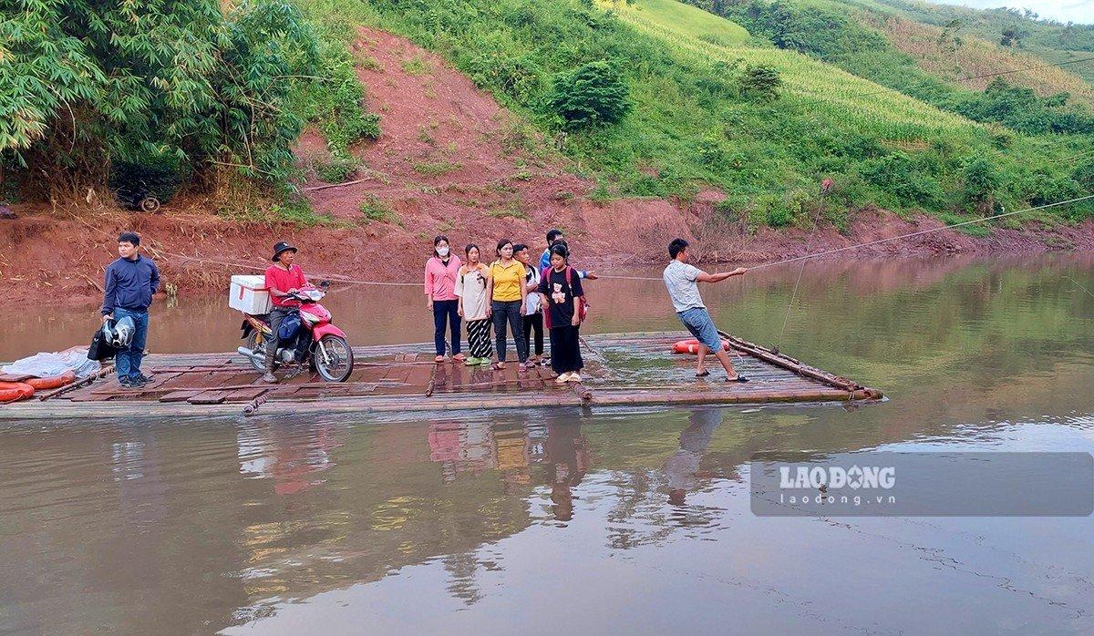 Nguyên nhân khiến các em phải di chuyển trên phương tiện đặc biệt và tiềm ẩn nhiều rủi ro này là cây cầu độc đạo nối 2 bờ suối đã bị hư hỏng trong đợt mưa lũ đầu tháng 8 vừa qua... Ảnh: Thanh Chương