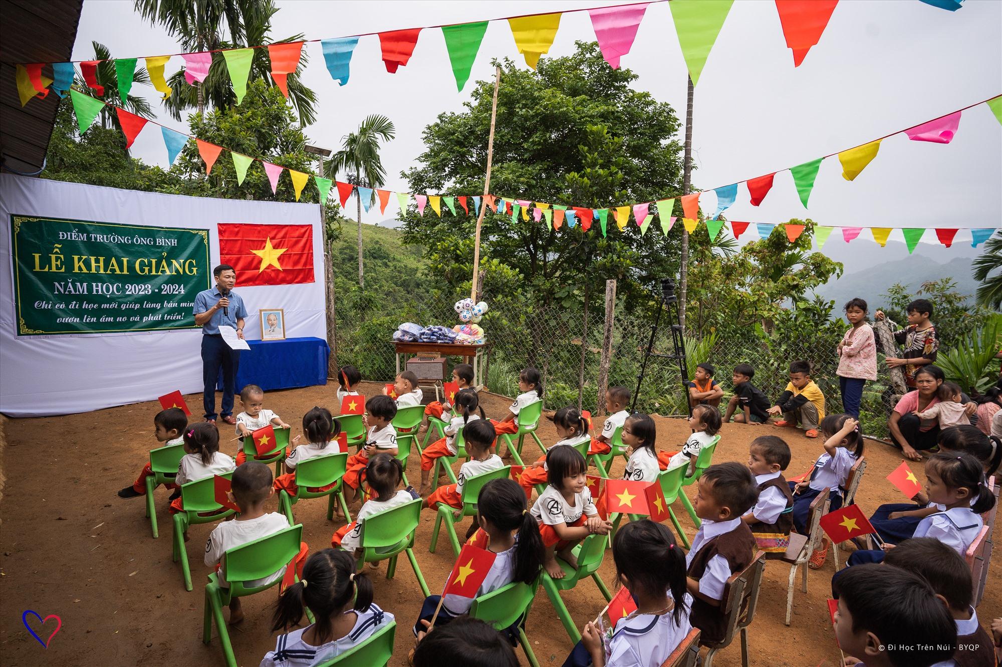 Không chỉ có trò mà thầy cô giáo nơi đây cũng xúc động trước buổi lễ tươm tất, trang trọng.