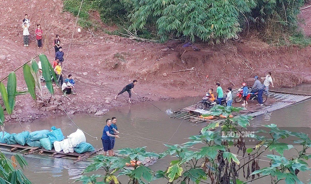 Các học sinh tại xã Mường Toong, huyện Mường Nhé, tỉnh Điện Biên cũng dậy từ rất sớm để đến trường dự lễ khai giảng bằng phương tiện rất đặc biệt, đó là chiếc bè tre tự chế.