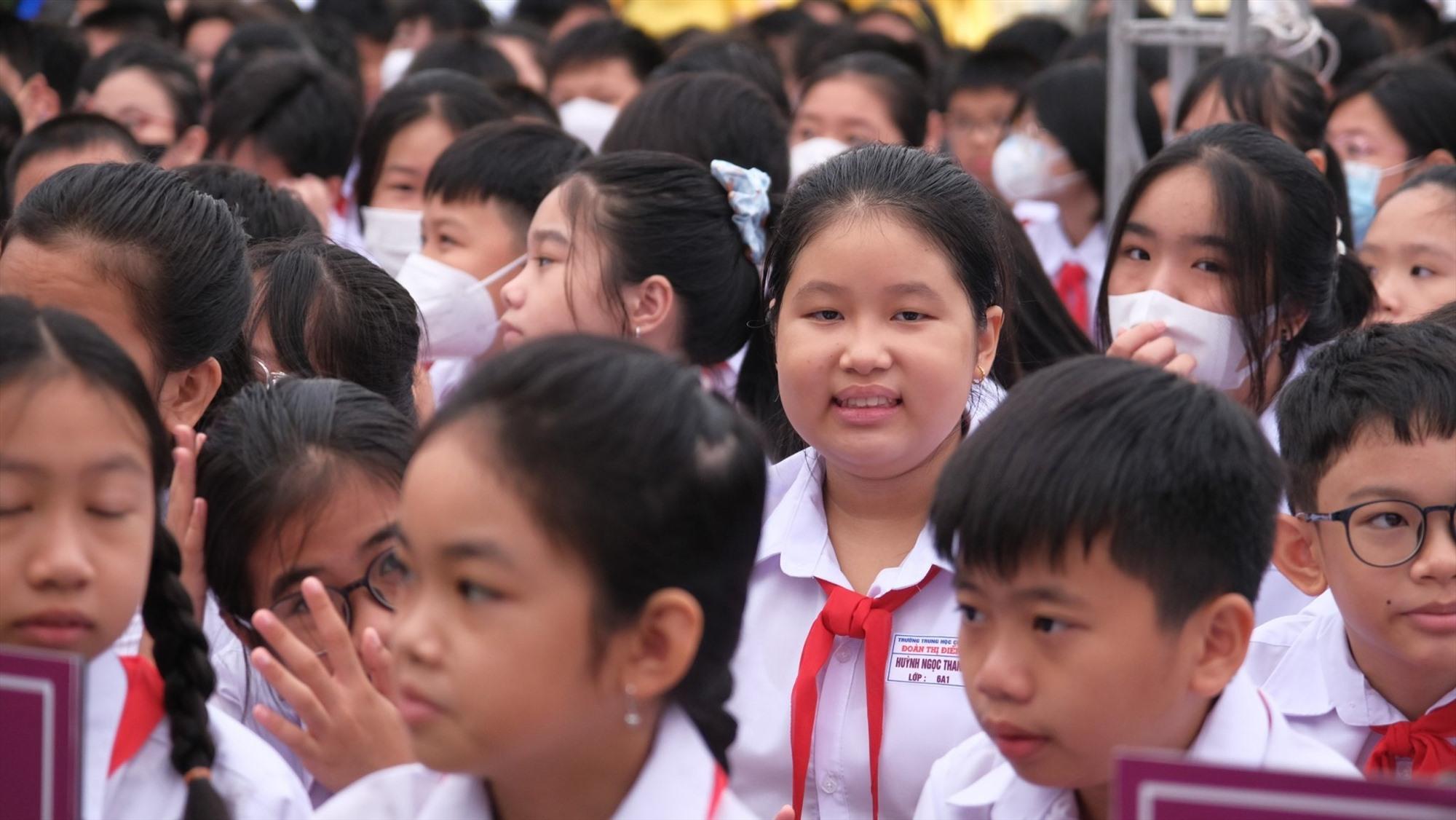 Các học sinh lớp 6 có chút rụt rè tại ngôi trường mới. Ảnh: Phong Linh