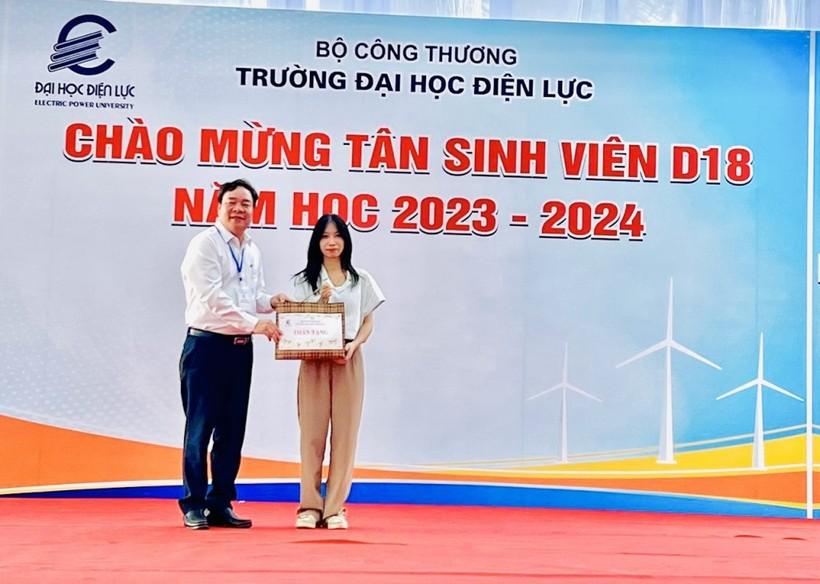 Tân sinh viên Trường Đại học Điện lực hân hoan nhập học ảnh 2