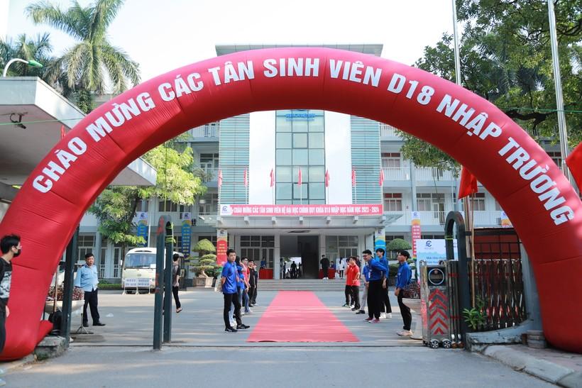 Tân sinh viên Trường Đại học Điện lực hân hoan nhập học ảnh 1