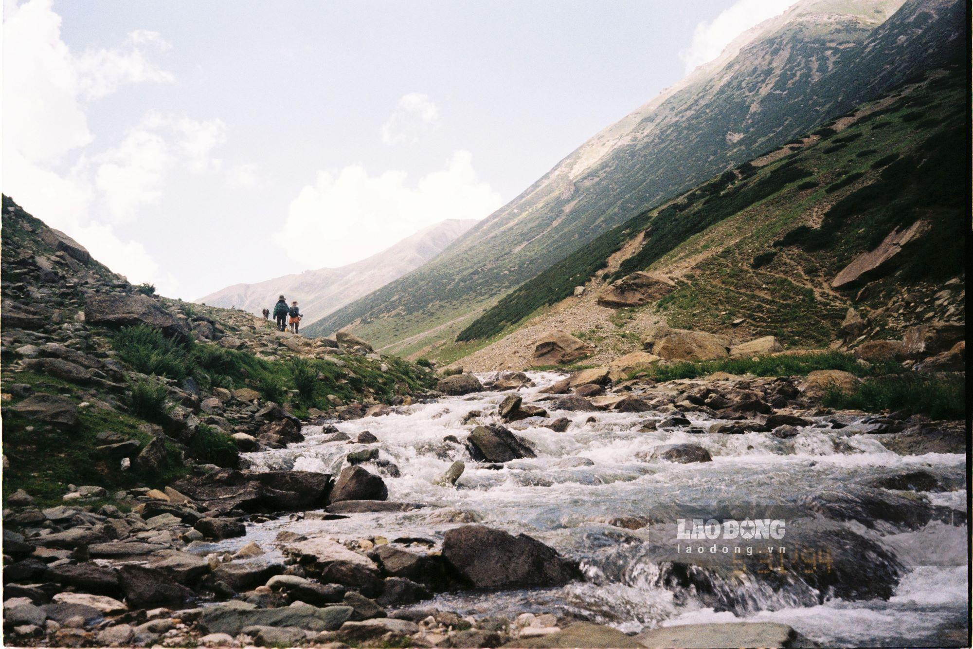 Cung trek được coi là đẹp nhất Ấn Độ này đưa du khách đi qua rất nhiều loại địa hình từ đồng cỏ, rừng lá kim, các dòng suối lớn cho tới những sườn núi đầy đá tảng, băng đá và đèo cao dốc đứng ở độ cao 4200m.