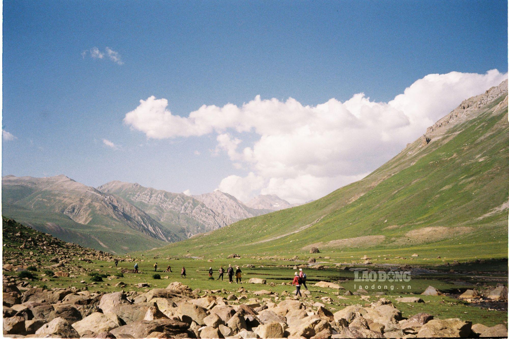 Dòng người đi trek giữa lòng thung lũng xanh mướt màu cỏ.  Mùa hè là mùa lý tưởng để trek ở Kashmir vì khí hậu thuận lợi, nhiệt độ rơi vào khoảng 5 - 20 độ C. Ban đêm có khu vực xuống 5 độ C thì bù lại ban ngày khi di chuyển phần lớn là trời nắng ấm, khô ráo.