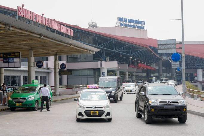 Đề nghị thu phí không dừng ôtô ra vào sân bay - Ảnh 1. Đề nghị thu phí không dừng ôtô ra vào sân bay - Ảnh 1.