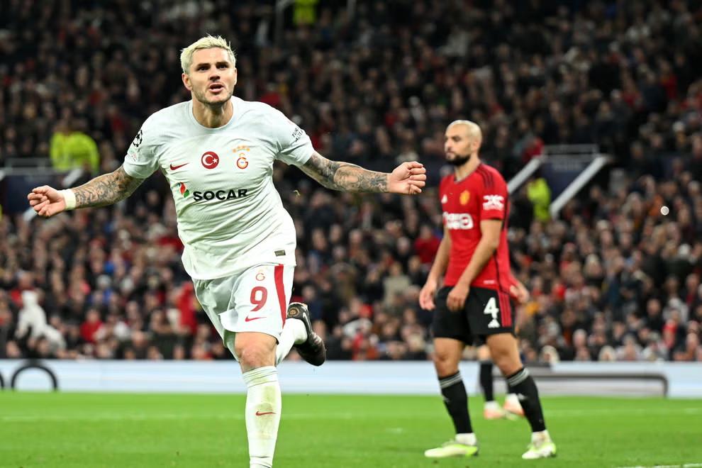 Hàng thủ Man United có trận đấu đáng quên.  Ảnh: Independent