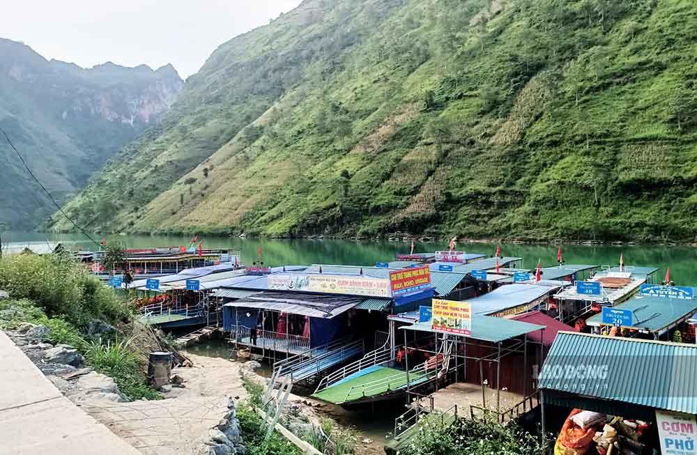 Trước đó, loạt tàu du lịch trên sông Nho Quế dừng hoạt động 5 ngày, ước tính thiệt hại hàng tỉ đồng. Ảnh: Nguyễn Tùng.