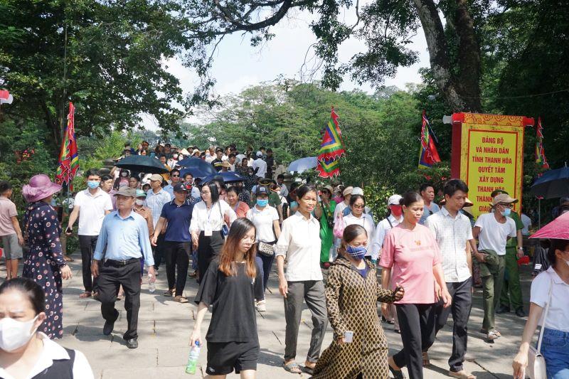 Lễ hội cũng là dịp để người dân và du khách đến dâng hương, tri ân người Anh hùng dân tộc Lê Lợi, các vua Lê, tướng sĩ và nhân dân đã có công lao to lớn trong lịch sử dựng nước và giữ nước. Ảnh: Quách Du