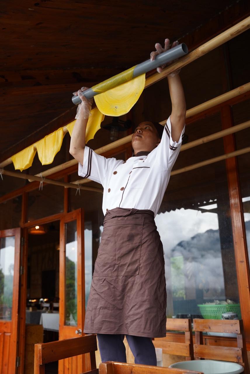 Bánh phở có màu vàng óng được phơi ở trên sào đến khi se lại. Ảnh: H'Mong Village