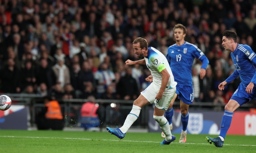 Tuyển Italy (áo xanh) có bàn thắng trước nhưng cú đúp của Harry Kane góp phần giúp tuyển Anh thắng 3-1. Ảnh: The Independent