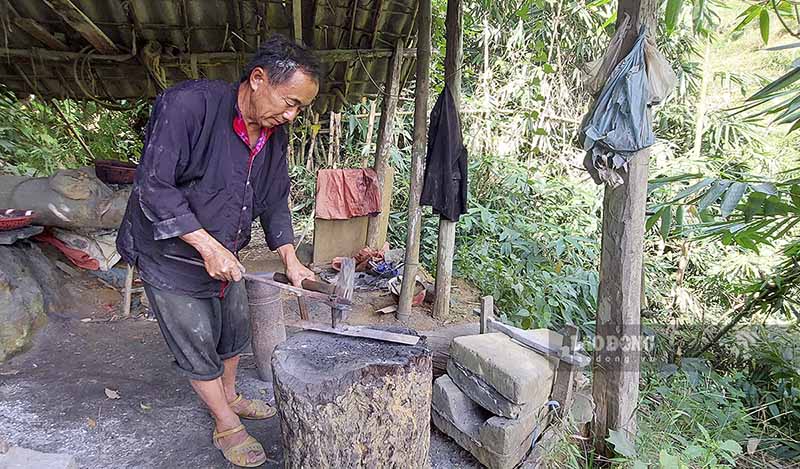 Theo ông Nguyễn Công Trứ - Bí thư Đảng ủy xã Sính Phình, huyện Tủa Chùa, trước đây riêng trong xã Sính Phình có khoảng gần chục gia đình làm nghề rèn. Tuy nhiên, giờ đây chỉ còn một số gia đình duy trì và cũng chỉ làm khi có người đặt hàng.