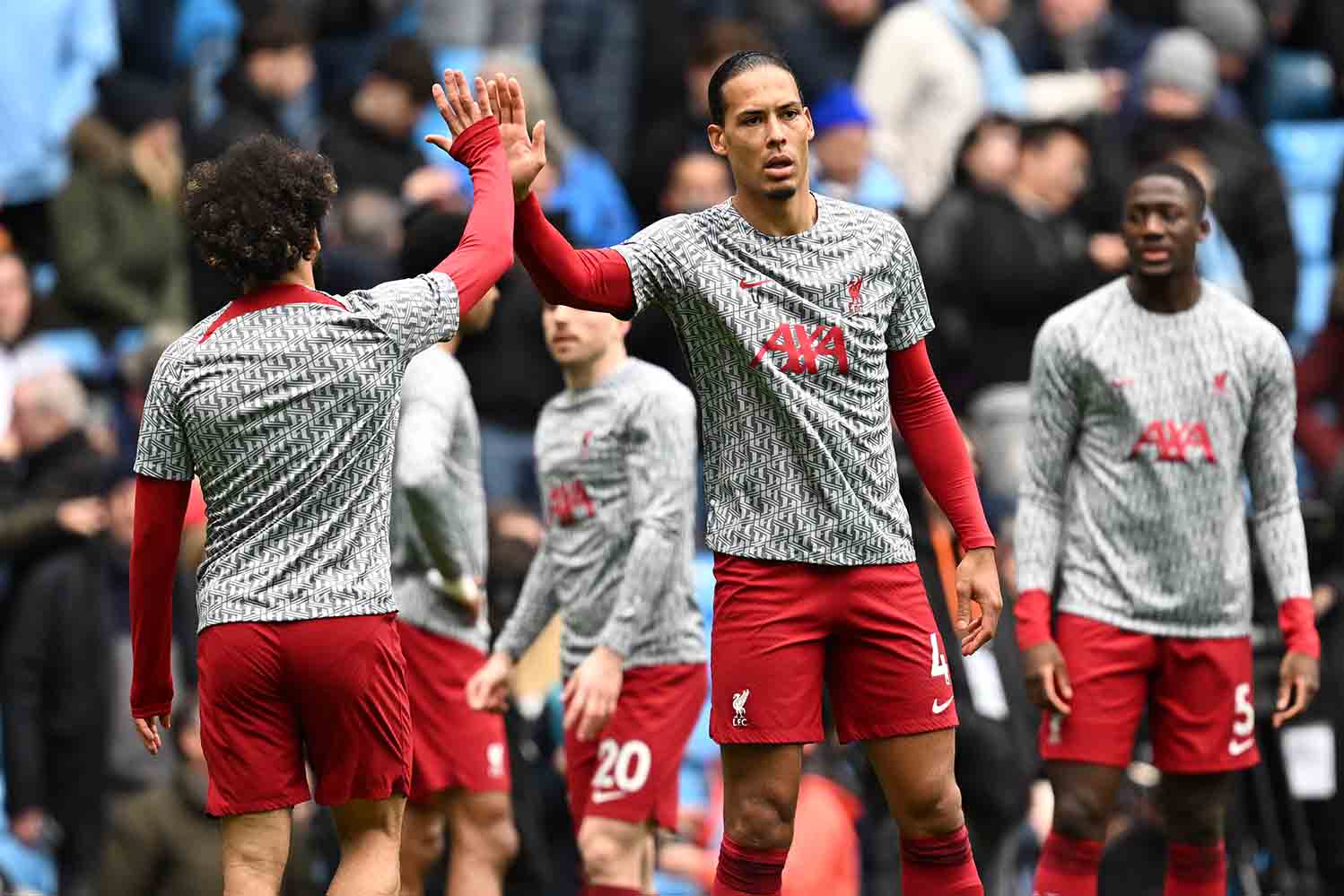 Van Dijk là người được chọn để thay thế vai trò của Henderson chứ không phải Salah. Ảnh: AFP