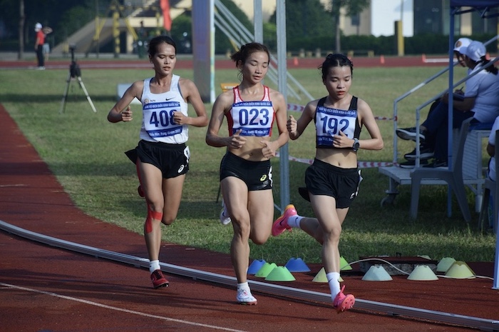 Nguyễn Thị Oanh, Phạm Thị Hồng Lệ và Lê Thị Tuyết lần lượt giành huy chương vàng, bạc, đồng ở nội dung 5.000m. Ảnh: Hữu Trưởng