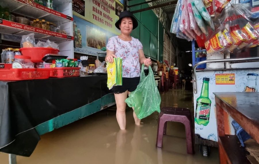 Hàng hóa của người dân bị ngấm nước lũ. Ảnh: Hưng Thơ.