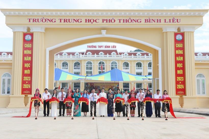 Lãnh đạo tỉnh Quảng Ninh và huyện Bình Liêu cắt băng khánh thành Trường THPT Bình Liêu hôm 5/9. ảnh 1