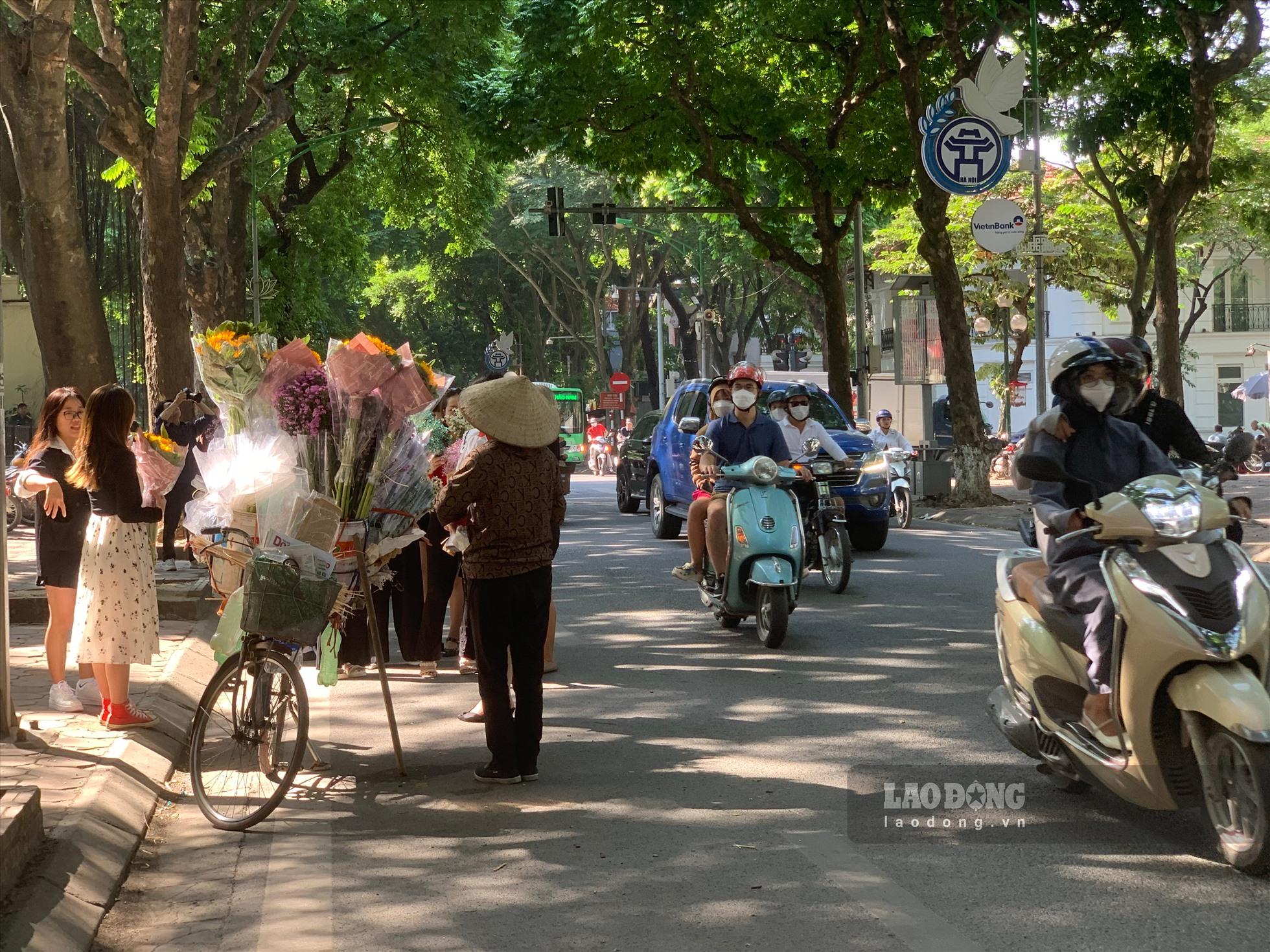 Những người bán hoa tăng thu nhập. Ảnh: Huyền Trang