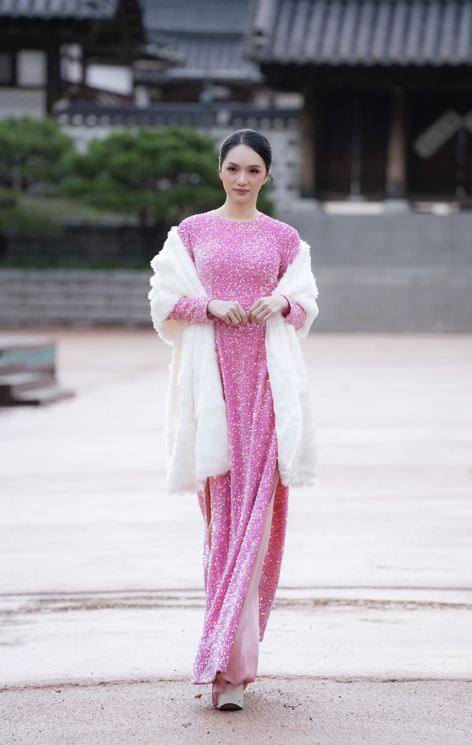 Hari Won, H’Hen Niê catwalk trong mưa rét ở Hàn Quốc - Ảnh 3.