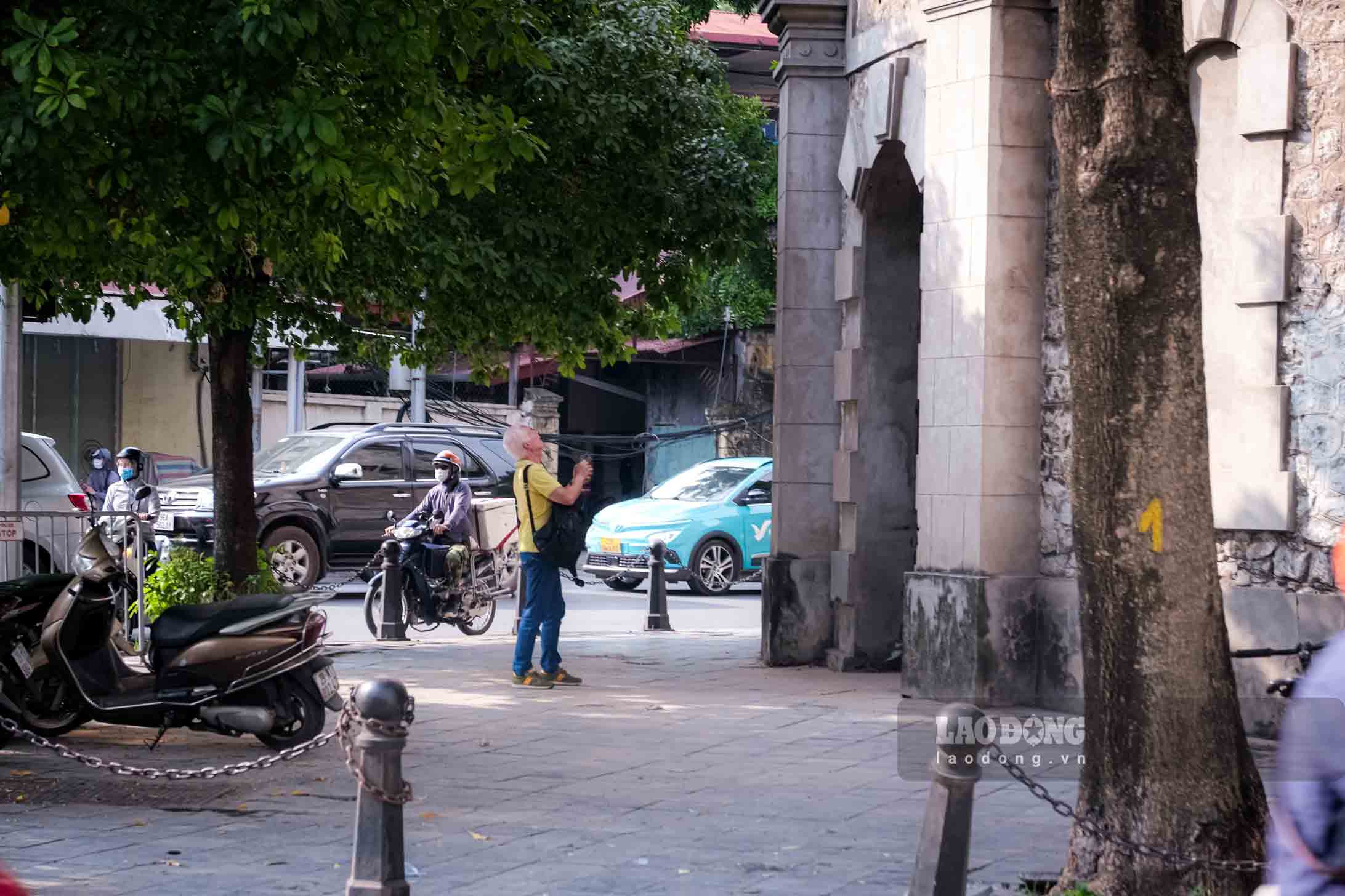 Ông Lucas (du khách người Ý): “Tôi đi qua và rất ấn tượng với di tích này nên đã dừng lại để chụp một vài bức ảnh lưu niệm. Được biết nó đã được xây dựng từ lâu, tôi cũng rất muốn được khám phá xem bên trong nó có điều gì thú vị“.