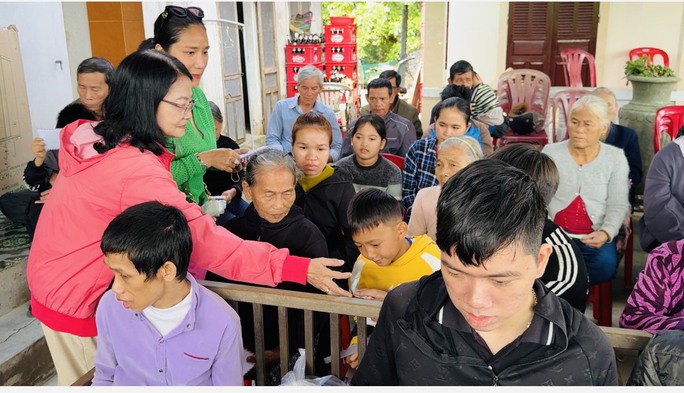 Cát Tường, Trung Dũng, Tiết Cương thăm bà con nghèo Gia Lai, Huế - Ảnh 9.