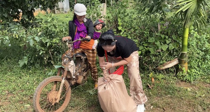 Cát Tường, Trung Dũng, Tiết Cương thăm bà con nghèo Gia Lai, Huế - Ảnh 7.